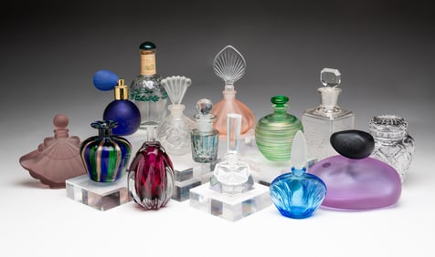 COLLECTION OF GLASS PERFUME BOTTLES.
