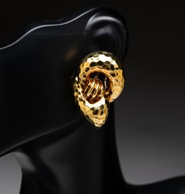 HENRY DUNAY 18K YELLOW GOLD HAMMERED EARRINGS.