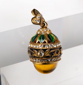 FABERGE STYLE GEMSTONE PENDANT.