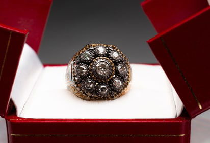 18K YELLOW GOLD AND DIAMOND RING BY FABERGE.