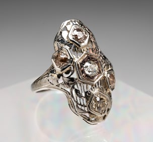 ART DECO 18K WHITE GOLD AND DIAMOND RING.