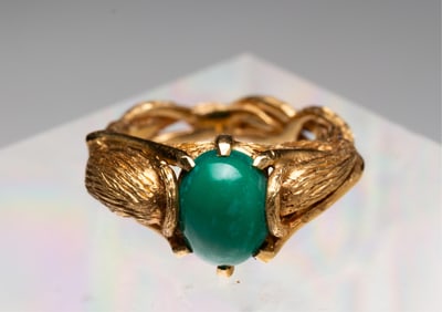18K YELLOW GOLD AND JADE RING.