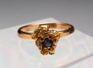 14K YELLOW GOLD NUGGET RING WITH MONTANA YOGO SAPPHIRE.