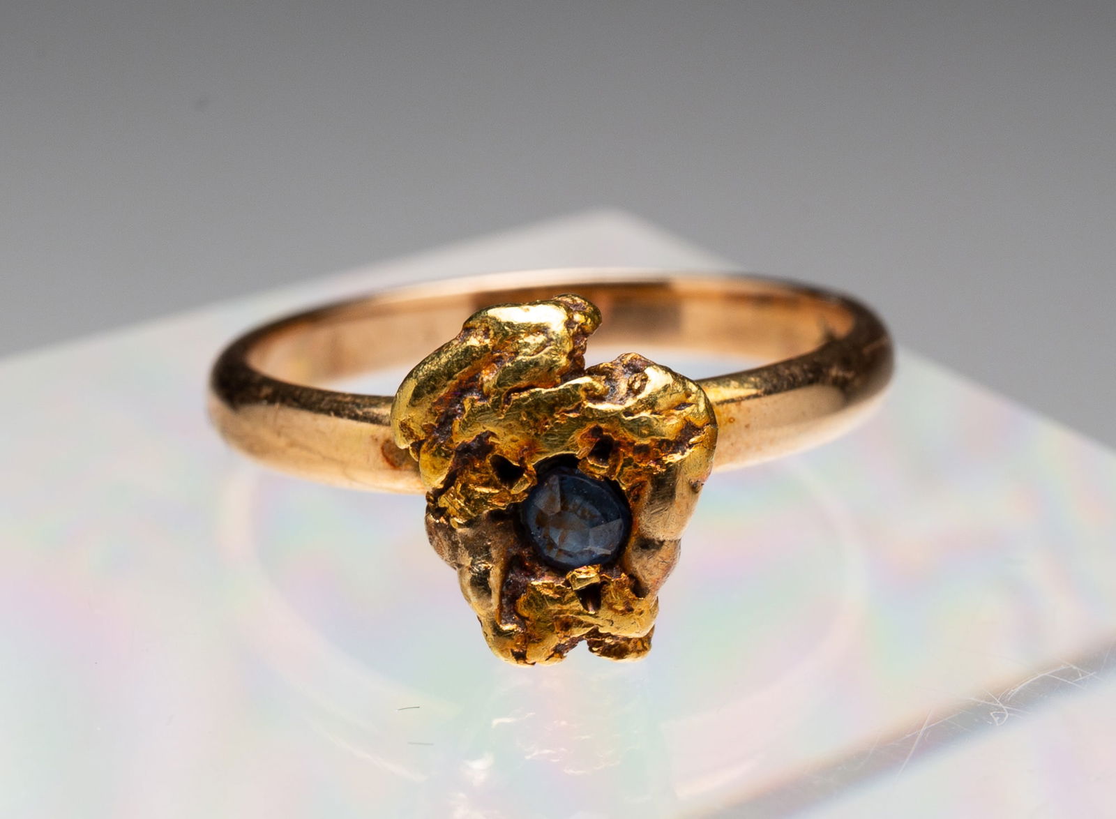 14K YELLOW GOLD NUGGET RING WITH MONTANA YOGO SAPPHIRE. (1 of 3)