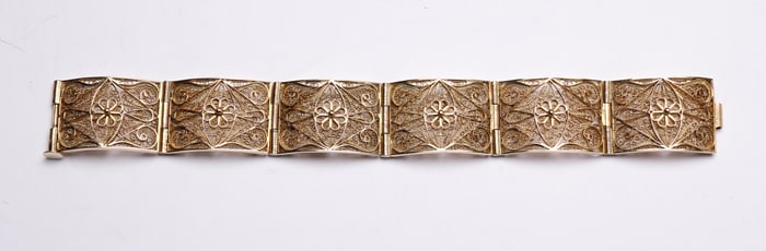 14K OPENWORK PANEL HINGED GOLD BRACELET.