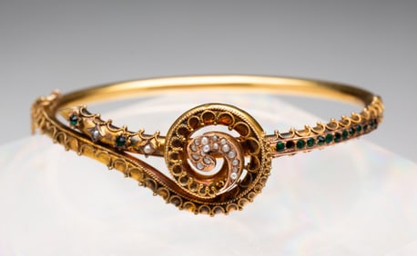 INTRICATE EMERALD AND SEED PEARL BANGLE.