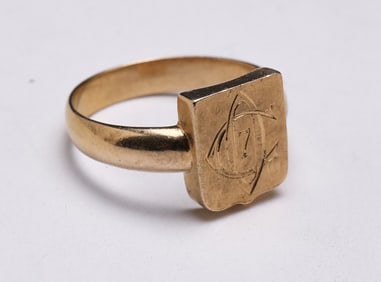 18K YELLOW GOLD MEN'S SIGNET RING.