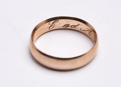 10K YELLOW GOLD ENGRAVED WEDDING BAND.