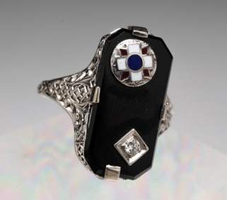 14K WHITE GOLD ONYX AND DIAMOND COCKTAIL RING.