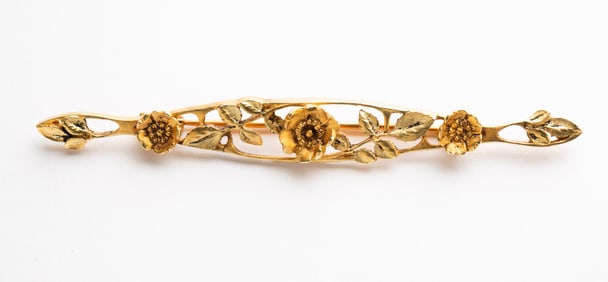 14K YELLOW GOLD FLORAL BAR PIN.