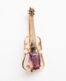14K YELLOW GOLD FIGURAL VIOLIN PIN WITH AMETHYST.