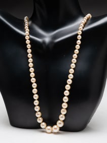 GRADUATED PEARL NECKLACE WITH PLATINUM AND DIAMOND CLASP.