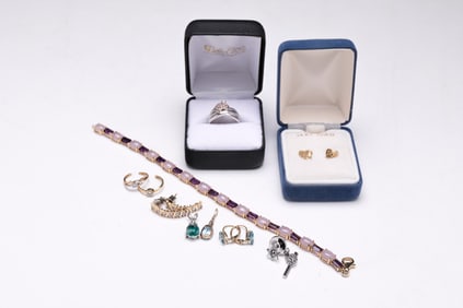 GROUPING OF 14K GOLD JEWELRY.