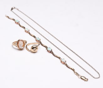 GROUPING OF 10K GOLD JEWELRY.