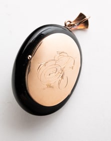 GOLD ONYX AND PEARL VICTORIAN MOURNING LOCKET.