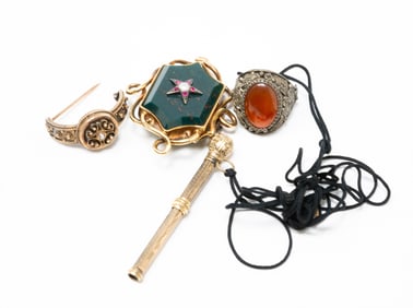 FOUR PIECES OF VICTORIAN JEWELRY.