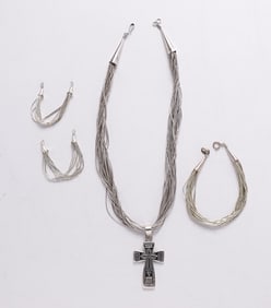 NATIVE AMERICAN LIQUID SILVER NECKLACE AND BRACELET.