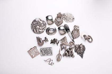 STERLING SILVER EARRINGS AND BROOCHES.