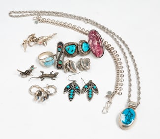 GROUPING OF STERLING SILVER JEWELRY.