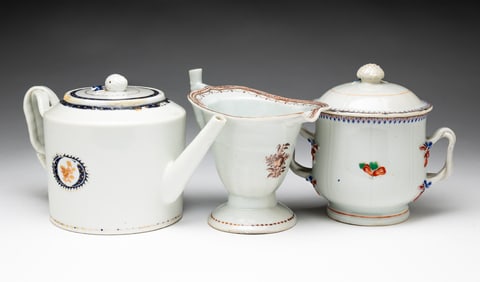 THREE CHINESE EXPORT PORCELAIN ITEMS.