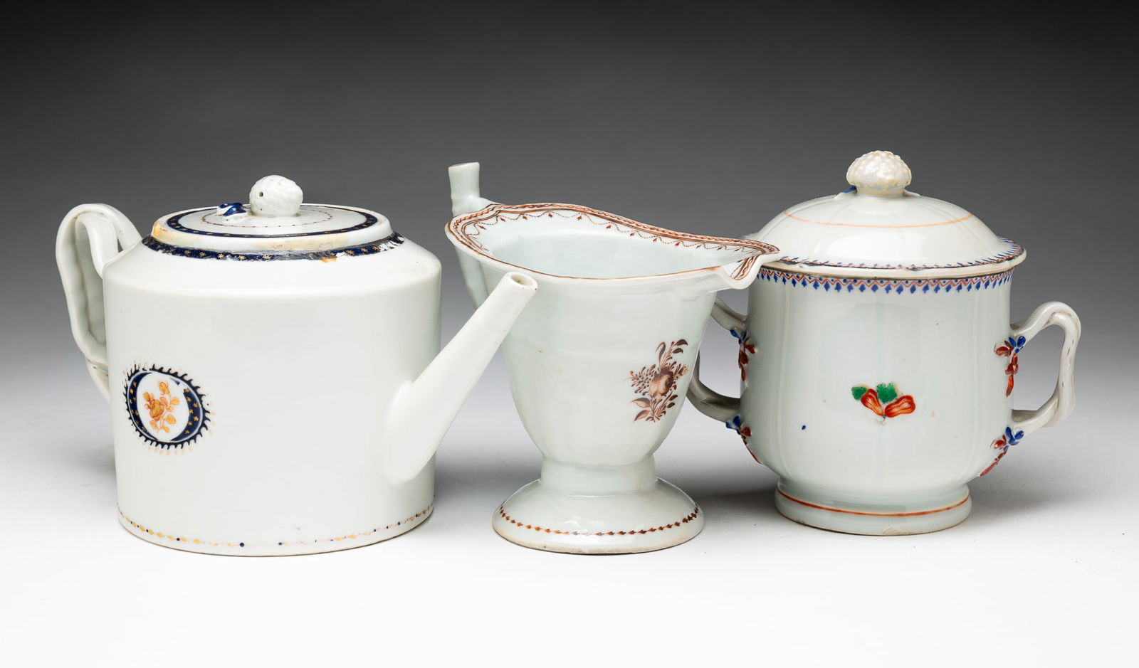 THREE CHINESE EXPORT PORCELAIN ITEMS. (1 of 5)