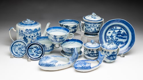 GROUP OF BLUE AND WHITE CANTON TABLE ITEMS.