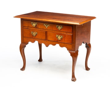 WALNUT PENNSYLVANIA QUEEN ANNE DRESSING TABLE.
