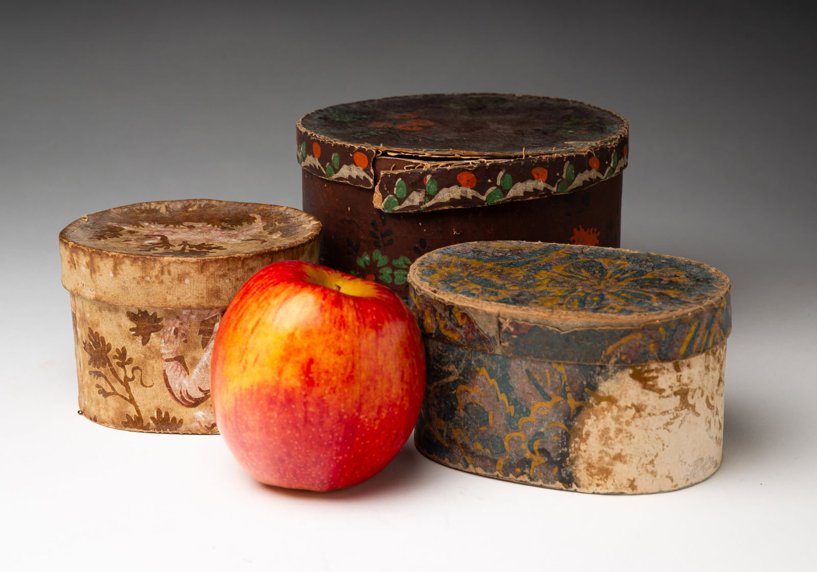 THREE MINIATURE WALLPAPER BAND BOXES. (1 of 6)