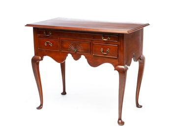 BENCH-MADE QUEEN ANNE STYLE DRESSING TABLE.