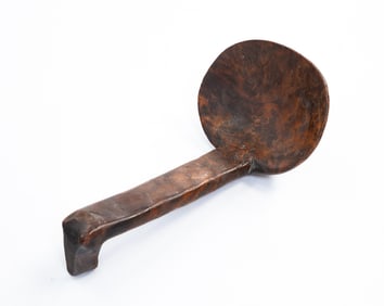 BURL WOOD SCOOP WITH EFFIGY HANDLE.