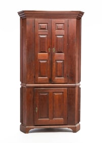 CHIPPENDALE CORNER CUPBOARD.
