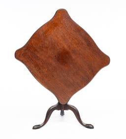EARLY CHIPPENDALE MAHOGANY TILT TOP TABLE.