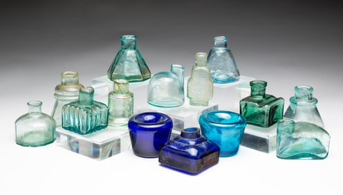 GROUP OF INKWELLS AND INK BOTTLES.