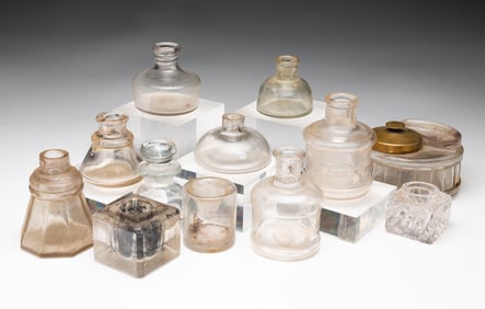 GROUP OF INKWELLS AND INK BOTTLES.