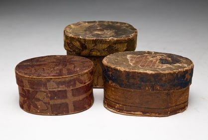 THREE DIMINUTIVE OVAL WALLPAPER BAND BOXES.