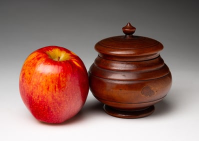 MINIATURE PEASEWARE LIDDED JAR.