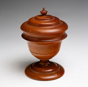 DIMINUTIVE PEASEWARE LIDDED CONTAINER.