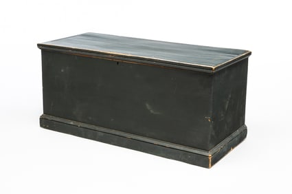 PAINTED PINE BLANKET BOX.