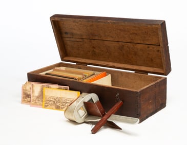 BOXED STEREOSCOPIC VIEWER WITH CARDS.