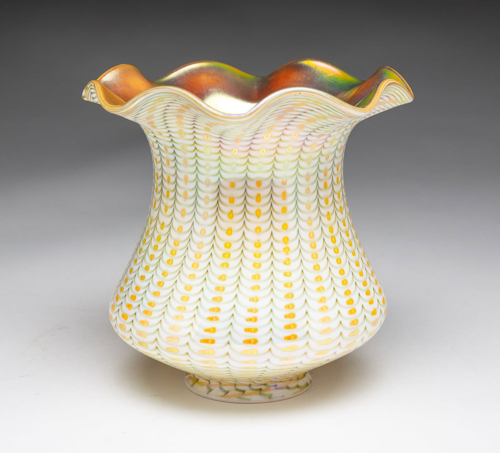 PULLED FEATHER ART GLASS SHADE. (1 of 3)