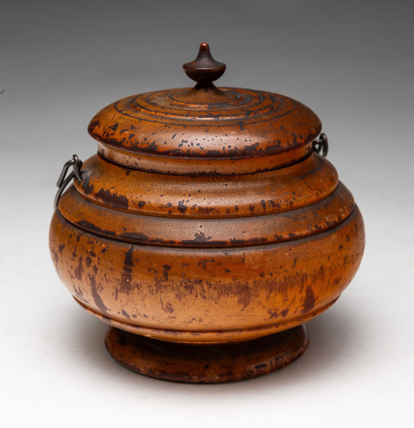 DIMINUTIVE HANDLED PEASEWARE LIDDED JAR. (1 of 3)