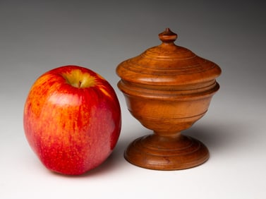 MINIATURE LIDDED PEASEWARE CONTAINER.
