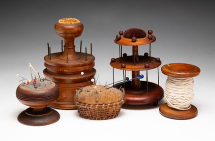 GROUP OF SEWING ACCOUTREMENT.