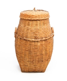 LIDDED LAUNDRY BASKET.