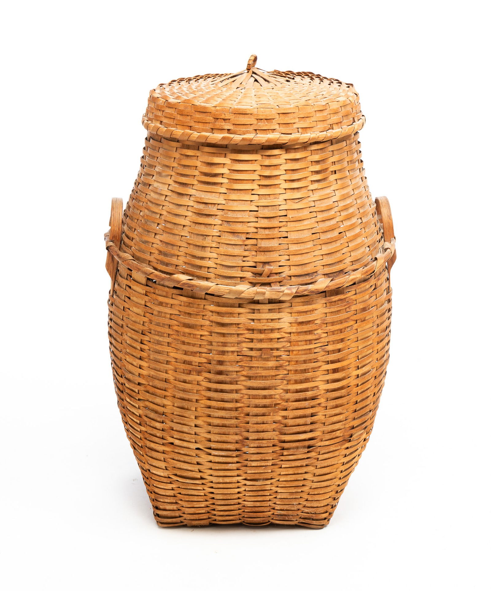LIDDED LAUNDRY BASKET. (1 of 5)