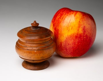 MINIATURE PEASEWARE LIDDED JAR.