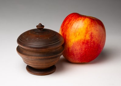 MINIATURE PEASEWARE LIDDED JAR.