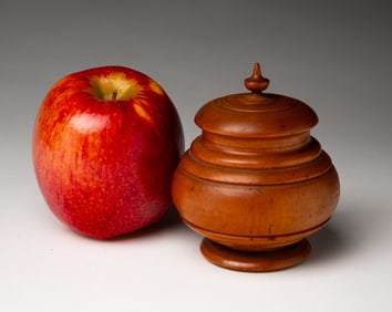 MINIATURE PEASEWARE LIDDED JAR.