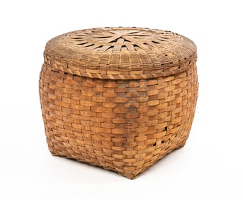 LARGE LIDDED SPLINT BASKET.