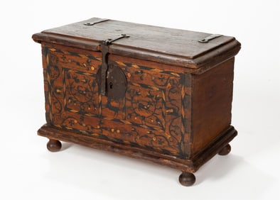MINIATURE FOOTED BOX WITH CARVED AND INLAID DECORATION.
